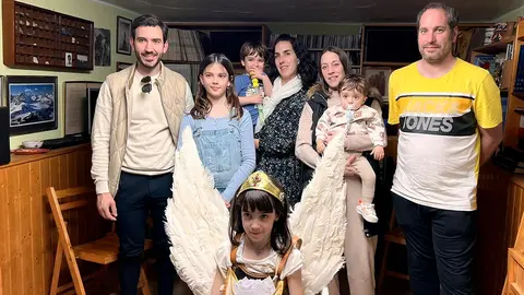 Nadia Pardo Alfaro, &Aacute;ngel de Tudela 2024, junto a su familia