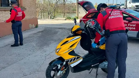 Momento de la  intervenci&oacute;n del ciclomotor por Polic&iacute;a Foral