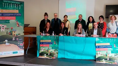 Marta Ezquerra, alcaldesa de San Adri&aacute;n; Josefina Mar&iacute;n, concejal de Azagra; Noem&iacute; Hern&aacute;ndez, concejal de Ribaforada; y Javier Pardo, director de Caja Rural en Azagra, junto con t&eacute;cnicos de los diferentes ayuntamientos participantes