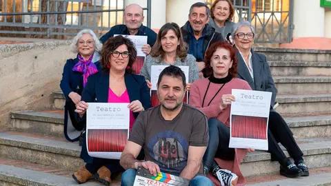 Rub&eacute;n Rodr&iacute;guez Garnica junto a miembros del grupo de teatro As de T