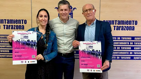 Moreno, Docando y Terrado con el cartel de iniciativas de la ACT con motivo del centenario del f&uacute;tbol en Tarazona