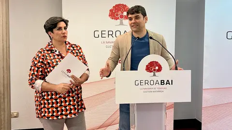 Los parlamentarios de Geroa Bai, Mar&iacute;a Solana y Pablo Azcona durante su comparecencia en Tudela