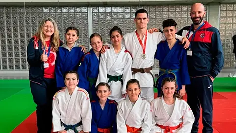 Equipo Infantil del Ribera Navarra con la reci&eacute;n medalla de oro de Marcos Balmont