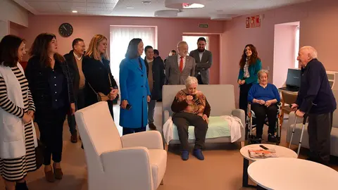 La consejera de Bienestar y Familia, Carmen Susin, durante la visita a la unidad convivencia Hogar Doz