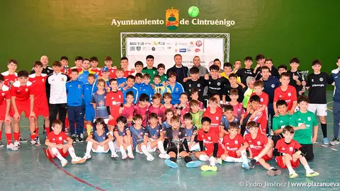 Foto de familia con todos los equipos campeones y subcampeones de las tres categorias, benjam&iacute;n, alev&iacute;n y cadete
