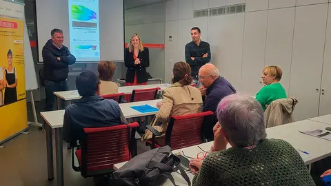 La consejera Fanlo, hablando con las personas participantes