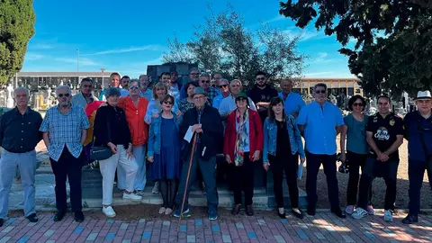 Un grupo de vecinos se congreg&oacute; en el cementerio de Ablitas para rendir homenaje a aquellos que defendieron la Rep&uacute;blica