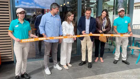 Guillermo Jim&eacute;nez, Zeus P&eacute;rez, Yvette Altet y Reyes Carmona junto a Andrea y Mateus, empleados de Popeyes Tudela