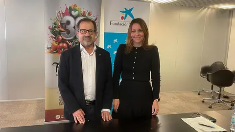 El presidente de la Orden del Volat&iacute;n, Emilio Garrido S&aacute;ez, y Adriana Ruiz, directora Store Gaztambide CaixaBank