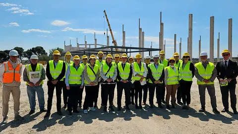 En el centro, el consejero Irujo, junto al resto de participantes en la visita