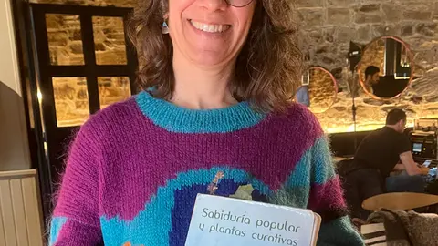 Silvia Akerreta posando junto a su libro