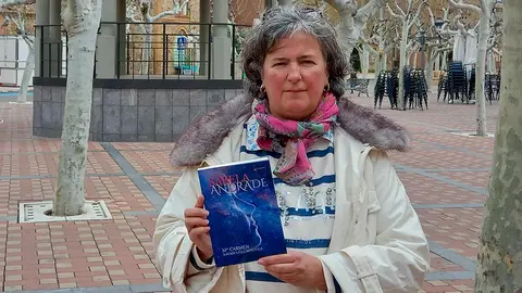 M.&ordf; Carmen Navascu&eacute;s Capdevila posando con su tercera novela titulada &lsquo;Sabela Andrade&rsquo;