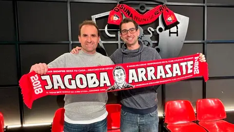 Jagoba Arrasate se mostr&oacute; muy agradecido con esta original muestra de afecto de Iker Sesma