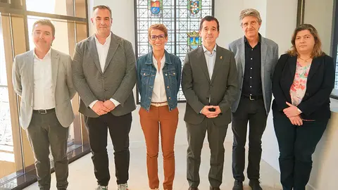 La presidenta del Gobierno de Navarra, Mar&iacute;a Chivite; el consejero de Industria y Transici&oacute;n Ecol&oacute;gica y Empresarial, Mikel Irujo; y los presidentes de AER y LASEME, Rafael Loscos y Carlos Ros 