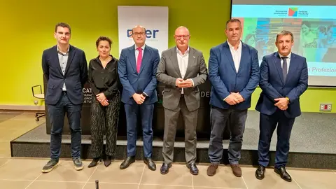 El consejero de Educaci&oacute;n, Carlos Gimeno; el director general de FP, Digitalizaci&oacute;n y Servicios Educativos, Luis Calatayud; el secretario general de la Confederaci&oacute;n Empresarial de Navarra, Carlos Fern&aacute;ndez, y el presidente de AER, Rafael Loscos