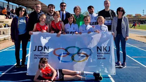 La consejera Rebeca Esnaola y el director gerente del INDAF, Jorge Aguirre, durante las finales de atletismo en Tudela