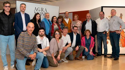 Grupo de gu&iacute;as voluntarios junto con la alcaldesa Esther Villanueva, el comisario de la exposici&oacute;n I&ntilde;igo Mugueta y el director general de Cultura &ndash; Instituci&oacute;n Pr&iacute;ncipe de Viana Ignacio Apeztegu&iacute;a