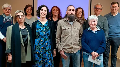 Los ganadores y finalistas presentes en el acto posaron en una foto de recuerdo junto a los miembros del jurado y la concejal de Cultura Ic&iacute;ar Les