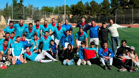 Equipo de Academia Talentia Construcciones Gado celebrando el t&iacute;tulo de liga sobre&nbsp;el c&eacute;sped de Jesuitas