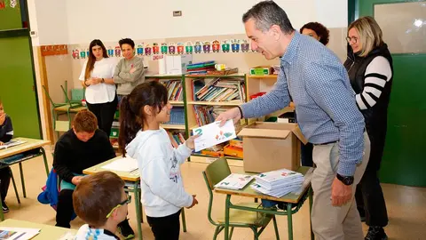 El alcalde Jos&eacute; Luis Sanz enfatiza la importancia de la lectura como fuente de diversi&oacute;n y un pilar fundamental para el crecimiento cultural y educativo