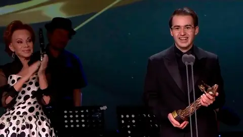Alejandro Mesa con su Premio Tal&iacute;a al Mejor Actor de Musical por su destacada actuaci&oacute;n en &lsquo;The Book of Mormon&rsquo;