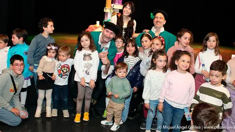 Actores de Iluna Producciones en Cascante al finalizar la función