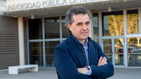 El profesor e investigador Santiago S&aacute;nchez Alegr&iacute;a, fotografiado en el campus de Tudela de la UPNA