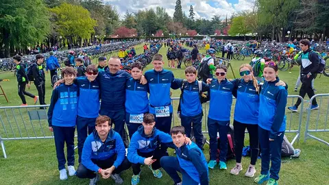 Equipo masculino y femenino relevos SDR Arenas acompa&ntilde;ados de sus entrenadores