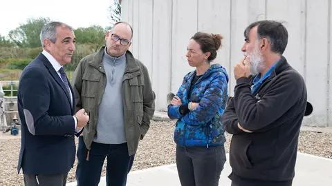 El consejero Chivite y el alcalde de Fitero, con dos personas de la depuradora
