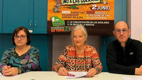 Bego&ntilde;a Aguirre, Milagros Rubio y Eduardo Navascu&eacute;s, miembros de la Asamblea Antipol&iacute;gono