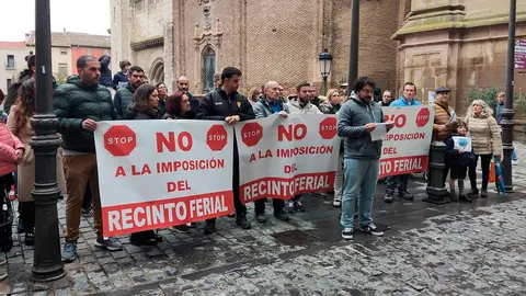 Concentraci&oacute;n de vecinos el pasado 25 de marzo antes del inicio del pleno municipal en el Ayuntamiento
