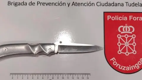Navaja que portaba el detenido en Fusti&ntilde;ana