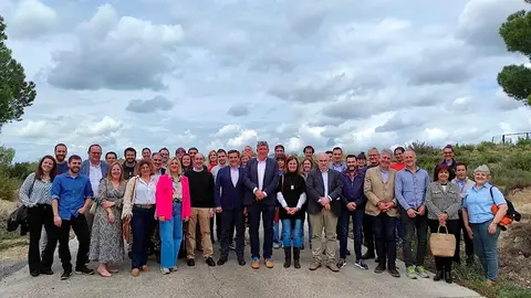 La presentaci&oacute;n de la Planta 4.0 ha contado con la presencia de Jos&eacute; M.&ordf; Palacios de Mier, presidente de la Mancomunidad Ribera Alta, Jos&eacute; M.&ordf; Aierdi, consejero de Desarrollo Rural y Medio Ambiente del Gobierno de Navarra, el director general de Cohesi&oacute;n Territorial, Jes&uacute;s M.&ordf; Rodr&iacute;guez, Ana Breta&ntilde;a, directora general de Medio Ambiente, y Jos&eacute; Ram&iacute;rez, director T&eacute;cnico y de Innovaci&oacute;n de Ecoembes, adem&aacute;s de representantes de los municipios de la comarca y de otras mancomunidades