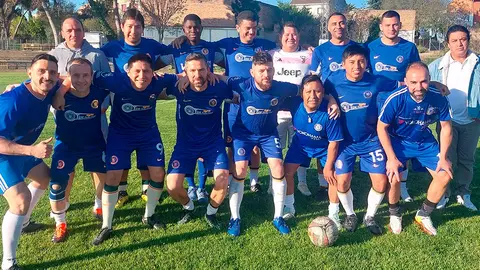 El jugador fallecido El&iacute;as Burla (4&ordm; por la izquierda en la fila de abajo) en un partido con su equipo FC Chelsea esta temporada
