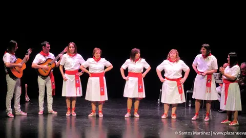 La Escuela de Jotas, junto a la Rondalla Santa Cecilia, ameniz&oacute; el acto con jotas alusivas