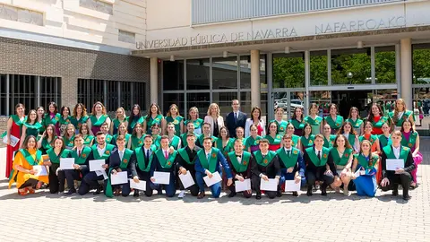 Alumnado graduado de la promoci&oacute;n de Fisioterapia, en el Campus de Tudela