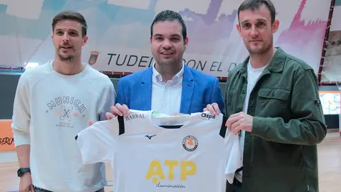 David García y Cone junto al presidente del club Ramón Lázaro