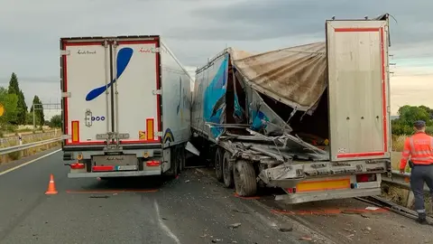 Choque entre dos camiones en la A 68 en Cortes