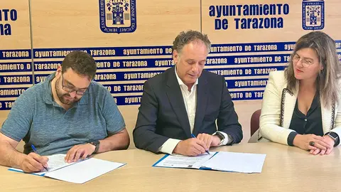 Javier Lasheras, Tono Jaray y Lourdes S&aacute;nchez en la firma del convenio del Ayuntamiento de Tarazona con Cruz Roja