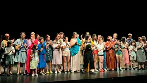 La compa&ntilde;&iacute;a con la directora en los saludos finales