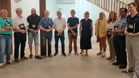 La concejal de cultura,&nbsp;Ic&iacute;ar Les, y&nbsp;Jos&eacute; Javier Alfaro, del grupo literario Traslapuente, dirigieron este acto
