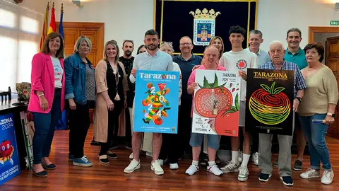 El jurado calificador con las tres obras finalistas del cocnurso de cartel anunciador de las fiestas de Tarazona