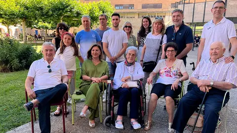 Consuelo Enciso Puyo, Abuela de Tudela 2024, junto a sus familiares y amigos