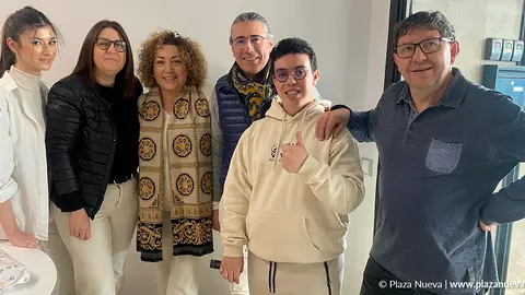F&aacute;tima Kerbaa, Nuria Romeo, Virginia Gonz&aacute;lez, Jos&eacute; Mar&iacute;a Romero, Samuel y el director de Plaza Nueva Mariano Navarro