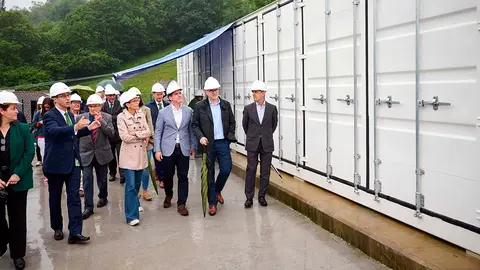 La presidenta Chivite y el consejero Irujo visitan la nueva bater&iacute;a instalada en Valcarlos