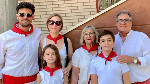 Miguel Tantos Sevillano; Ellie Douglas, su mujer; sus padres Rafa Tantos y Araceli Sevillano; y sus hijos Julen y Amaya Tantos Douglas