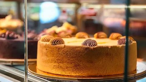 Una tarta en el mostrador de una pasteler&iacute;a