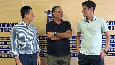 Escribano, Jaray y Ba&ntilde;os en la firma del convenio de colaboraci&oacute;n con A.D. Balonmano