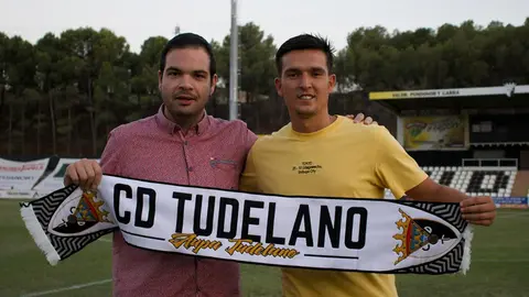 Antonio Cot&aacute;n posando con una bufanda del CD Tudelano junto al presidente Ram&oacute;n L&aacute;zaro