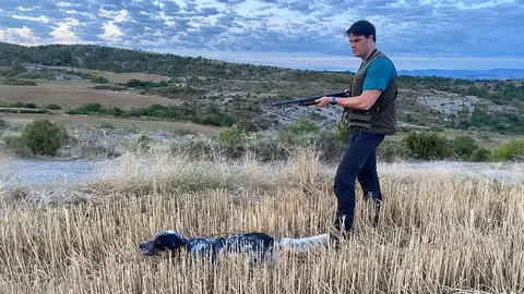 Juan Cilveti Bayona con su perro de caza